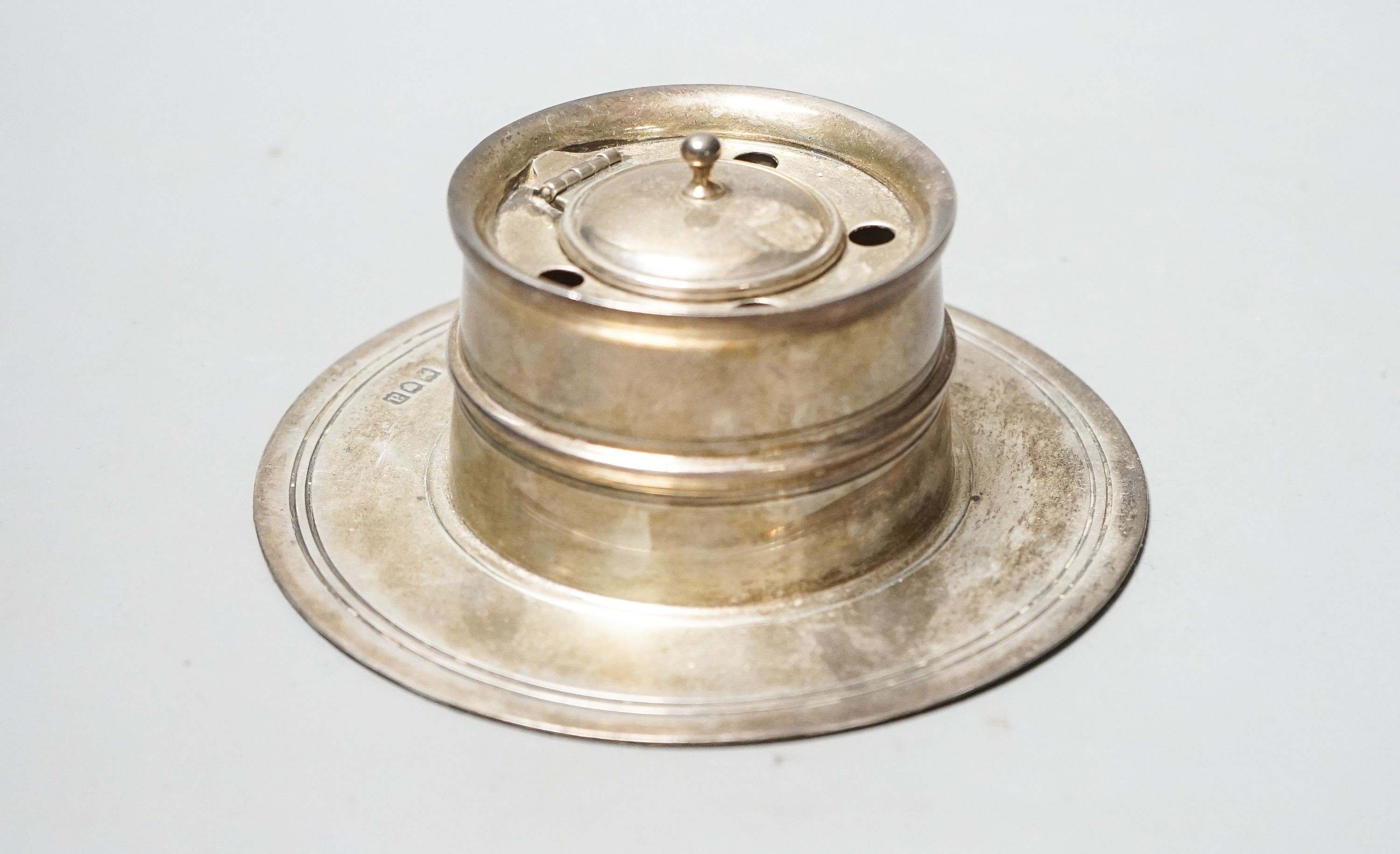 A late Victorian silver circular inkwell, John Grinsell & Sons, London, 1896, diameter 13.3cm, gross weight 11oz.